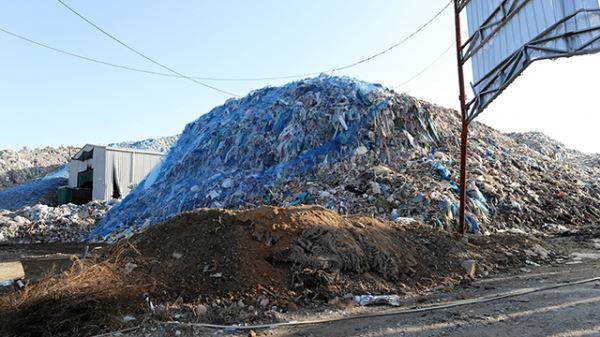 미 CNN에 보도됐던 경북 의성군 쓰레기산 (사진=연합뉴스)