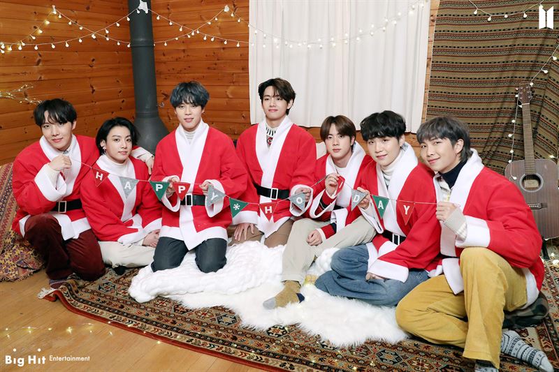 [BTS News] 방탄소년단, 크리스마스 기념 사진 공개...'ARMY! Happy Holidays!' 뷰어스