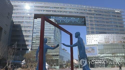 MBC 전 계약직 아나운서들이 부당해고 철회를 요청하는 집회를 열었다. (사진=연합뉴스)