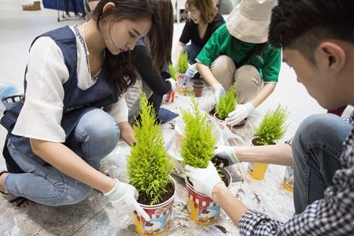 리사이클 게릴라 가드닝 개최(사진=CGV제공)