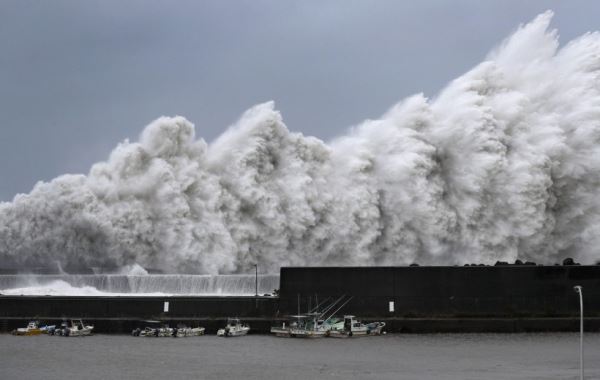 일본 태풍, 강한 파도를 일으키고 있다. (사진=연합뉴스)