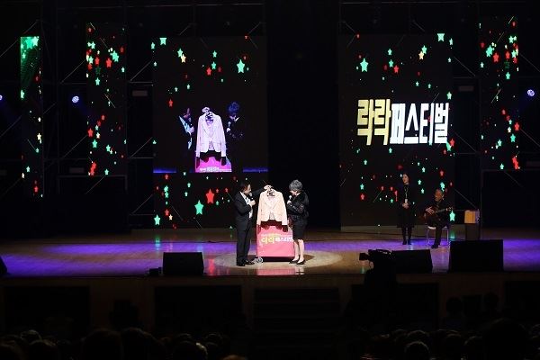 8일 '제14회 이홍렬의 락락페스티벌'에서 뮤지컬 배우 윤복희가 기부 경매에 참여하고 있다.(사진=초록우산 어린이재단)