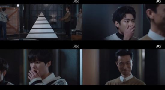 피라미드 꼭대기에 올라가기를 바라는 사회(사진=JTBC '스카이캐슬' 화면 캡처)