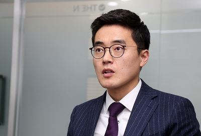 이현중 변호사는 경찰대를 거쳐 사법시험에 합격한 후, 의정부지방검찰청 검사직무대리, 법무법인 세종을 거쳐 현재 더앤 법률사무소에서 형사 전문 변호사로서 활동하고 있으며, 서울송파경찰서와 서울영등포경찰서 여성청소년과 전문위원을 맡고 있다.