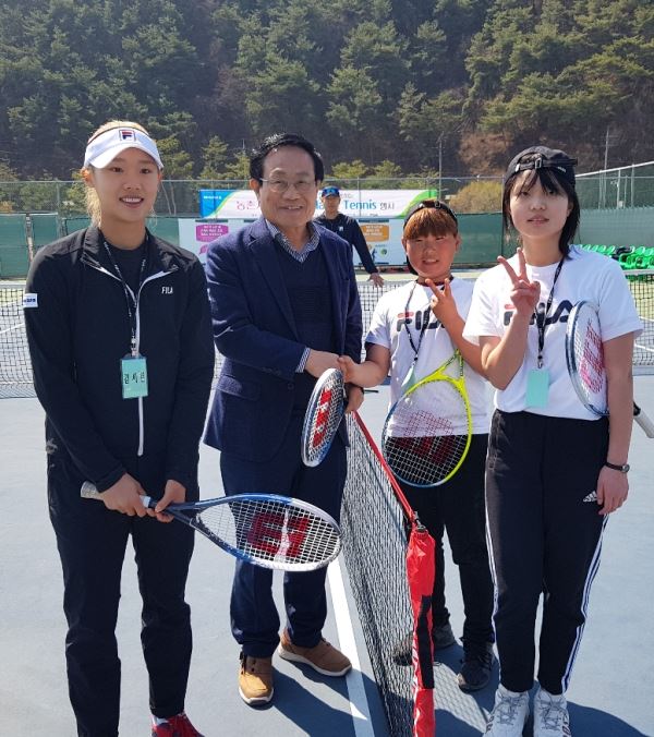 엄태항 봉화군수(뒷줄 왼쪽)와 김세현 선수(앞줄 왼쪽)가 'Magic Tennis' 행사에 참가한 봉화군 초등학생과 기념사진을 촬영하고 있다. (사진=NH농협은행 제공)