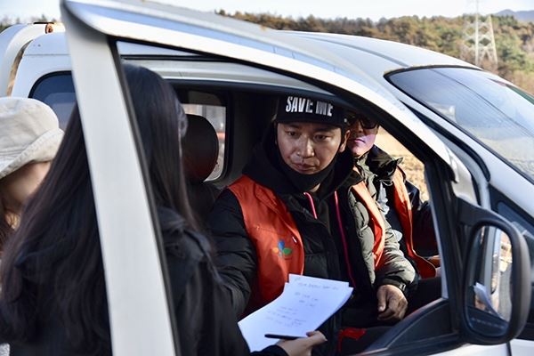 배우 조재윤이 강원도 재난 현장에서 이재민들에게 구호물품을 나눠주며 봉사활동에 임하고 있다.