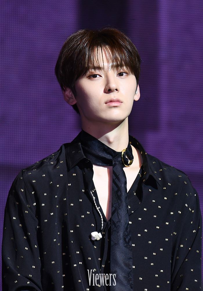 황민현 눈빛에 심쿵