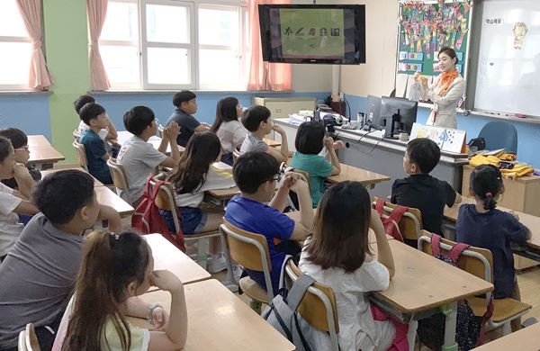 제주항공 객실승무원들이 7월11일 제주 외도초등학교에서 ‘항공안전체험교실’을 진행하고 있다 (사진=제주항공)