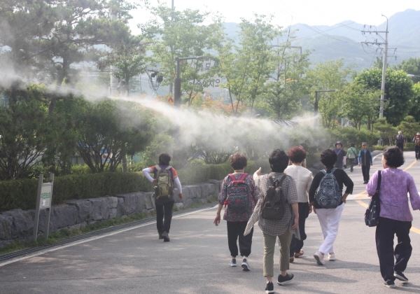 사진=관악산 입구에 설치된 쿨링포그, 관악구청 제공