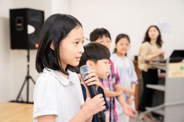 24일 오후 서울 중구 환경재단에서 열린 ‘2019 코카-콜라 어린이 그린리더십’ 시상식에서 한 어린이가 코카-콜라 우수 그린리더로 선정된 소감을 밝히고 있다 (사진=한국코카콜라)