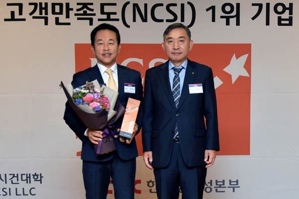 하나투어 김진국 대표이사(사진 왼쪽)가 2019 NCSI 여행사 서비스업 부문 1위 수상 후 기념촬영에 임하고 있다(사진=하나투어)