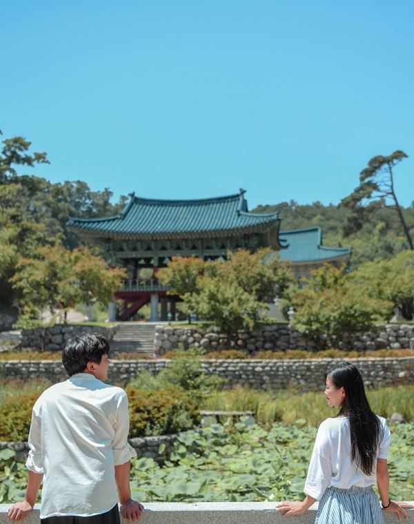 해파랑길 위 청춘들 (사진=한국관광공사)